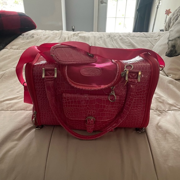 Pet carrier such a cute pink colour! Only fits extra small dogs ! - Picture 2 of 4